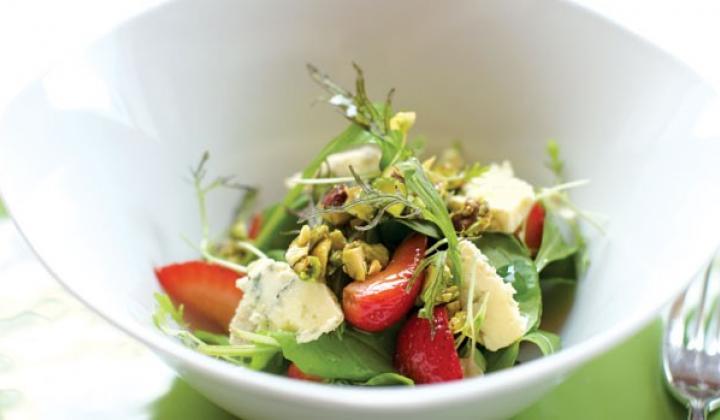 Salade de roquette aux fraises, aux pistaches confites et aux miettes de fromage bleu 