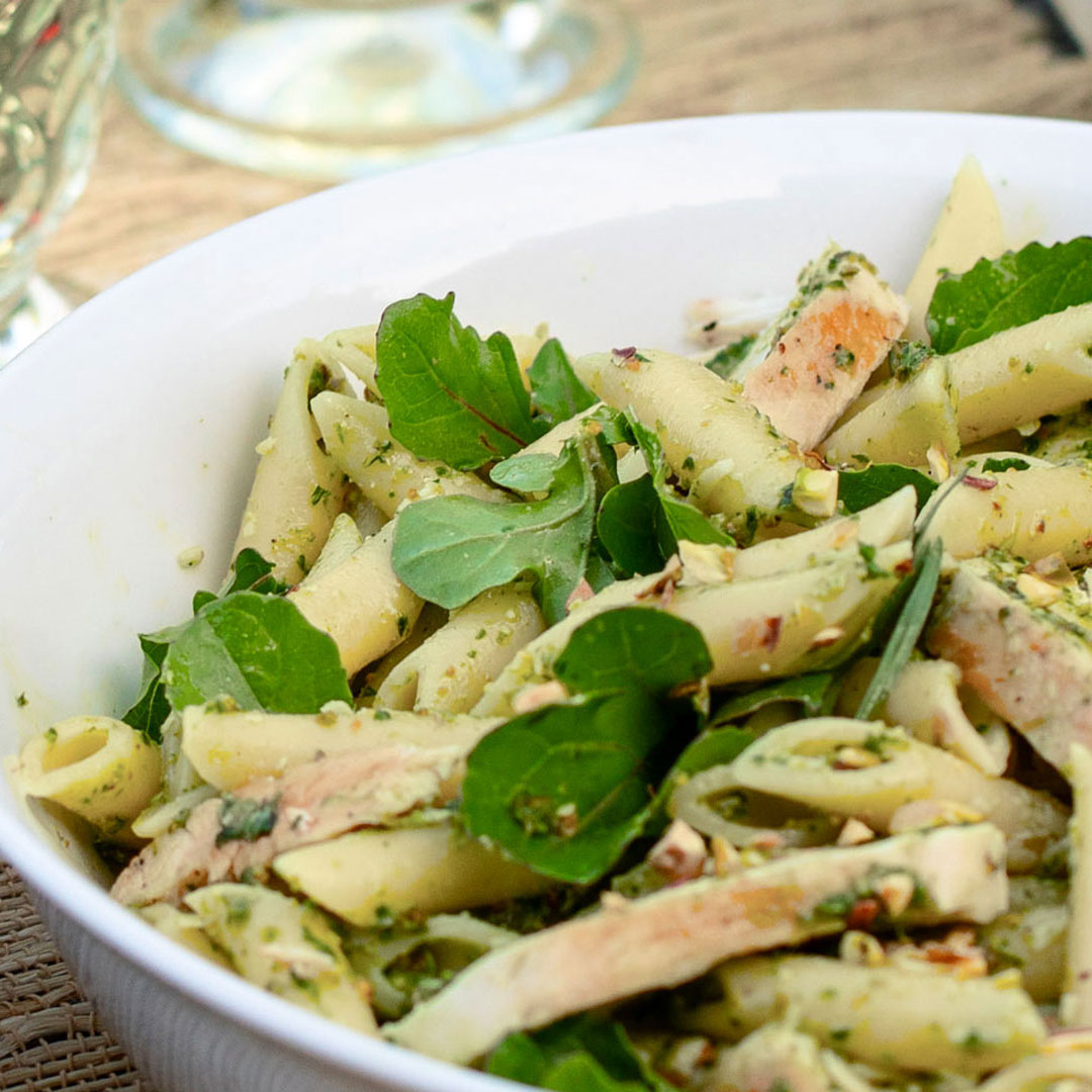 Poulet Et Pâtes Au Pesto D'estragon Et Pistaches Américaines