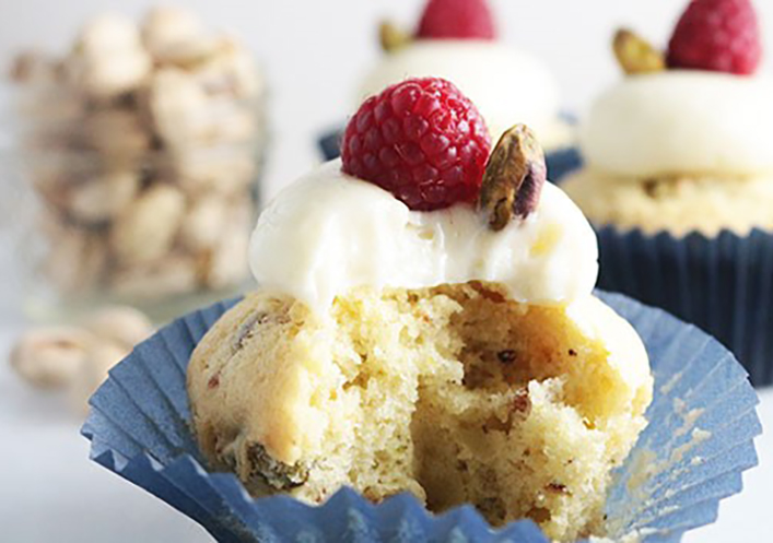 Cupcakes américains à la pistache avec framboise et crème Chantilly 