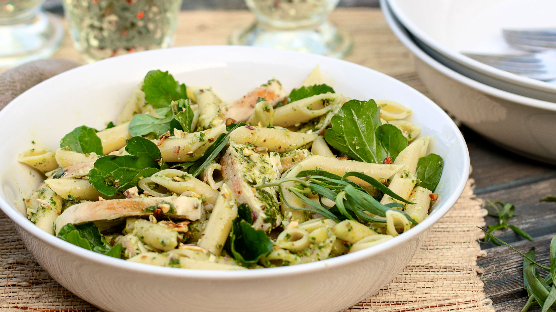 Poulet Et Pâtes Au Pesto D'estragon Et Pistaches Américaines