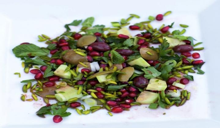 Salade aux olives, aux pistaches et à la grenade 